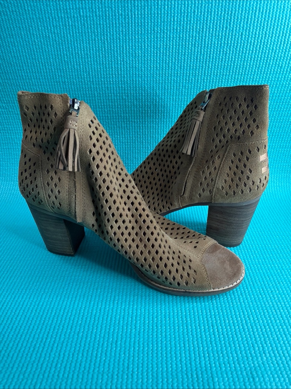 TOMS Majorca Peep Toe Booties Sz 11 W Taupe Suede Cutout Heels Boho